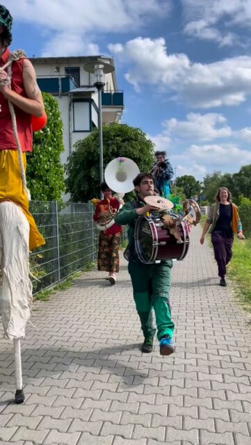 Desfile a pura fiesta por las calles de Frankfurt junto con @antagontheateraktion en el marco del UNTERWEGS THEATER FESTIVAL🎭
 
A puro ritmo y tracción a viento, @vendaval.brass se lleva todo por delante🌬️💨🎷🍃🪊🎪🤡