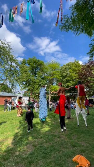 Who's up for jumping rope?🏃🏽‍♀️🎡🏃🏽‍♂️

Only the fastest, like the wind!!🌬️✨⚓️✨🎷
UNTERWERGS THEATER FESTIVAL with @antagontheateraktion