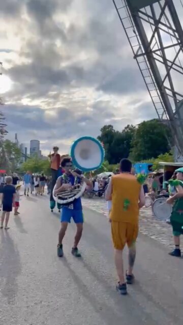 Walkarts in this edition of @sommerwerft with @vendaval.brass 

🐚✨🌊🐋🪼🐡🦞

#frankfurt #festival #brassband #vendaval