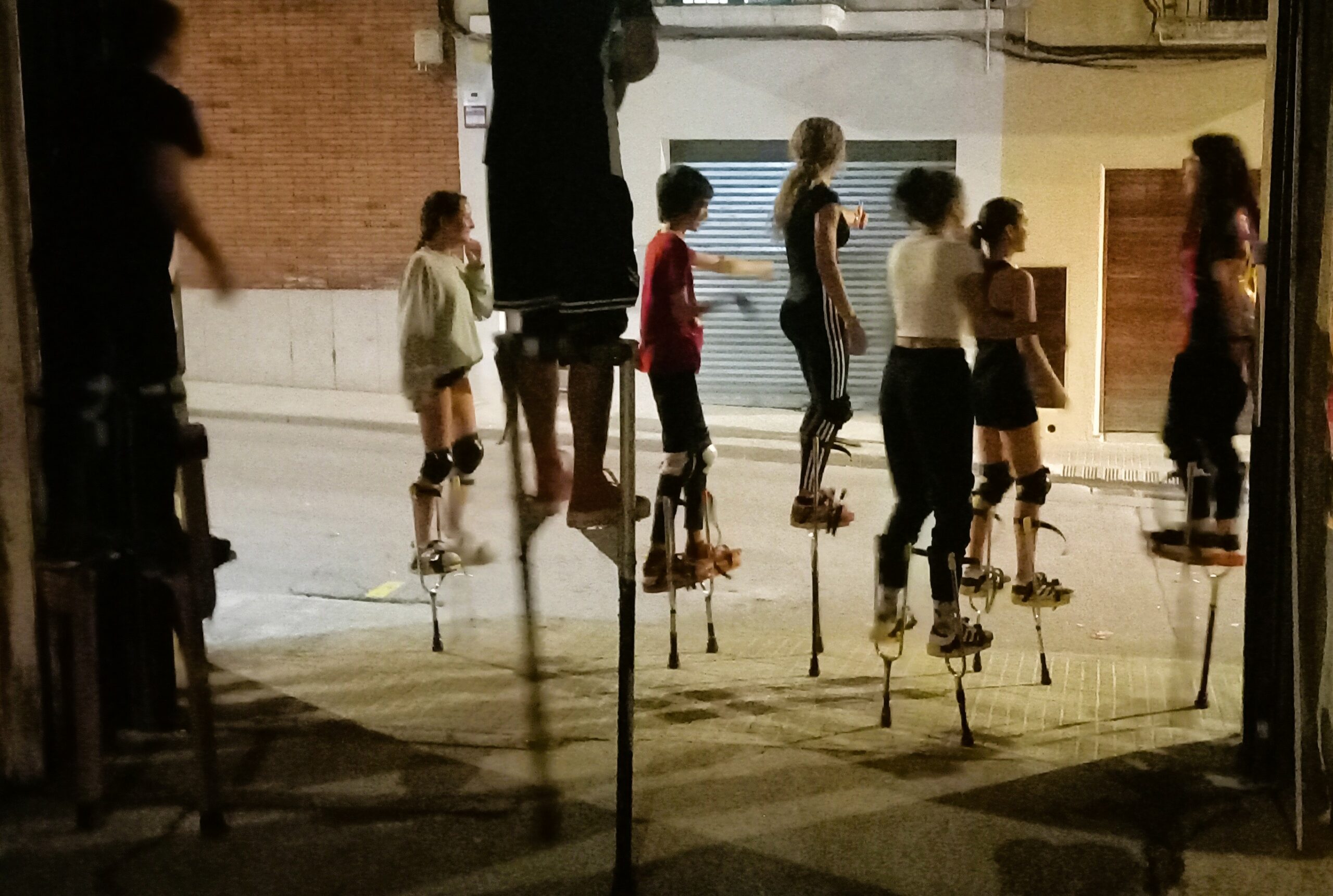un taller de jovenes en zancos en la calle